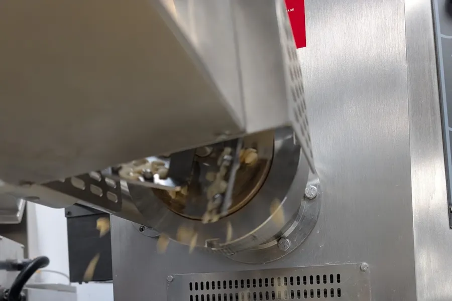 Les coquillettes sortent du moule de la machine